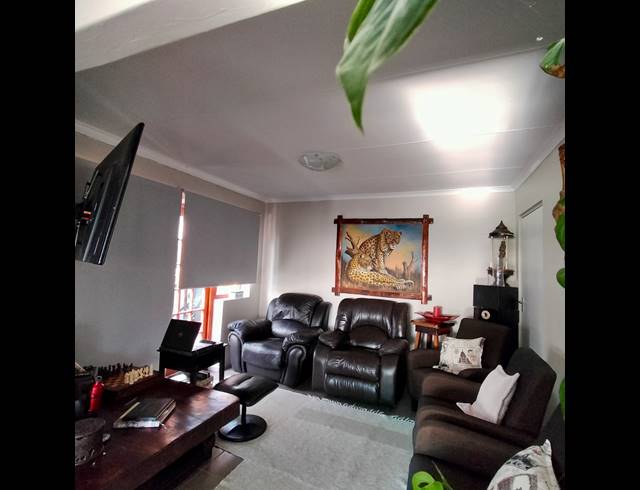 4 BEDROOM HOUSE FOR SALE IN FRAAIUITSIG